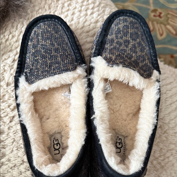 NWOT UGG Black and Cream Women's Slippers - so cozy!! wear @home or on the go! - Picture 11 of 11